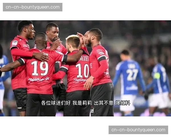 现场：大雪导致柏林赫塔对阵美因茨比赛一度中断清理边线