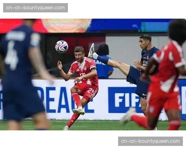 特写：老将穆勒替补登场后位置后撤担任“战术粘合剂”，指挥拜仁完成绝杀逆转